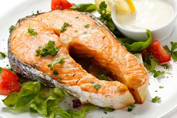 4. สเต็กปลาแซลมอนพร้อมผักสด